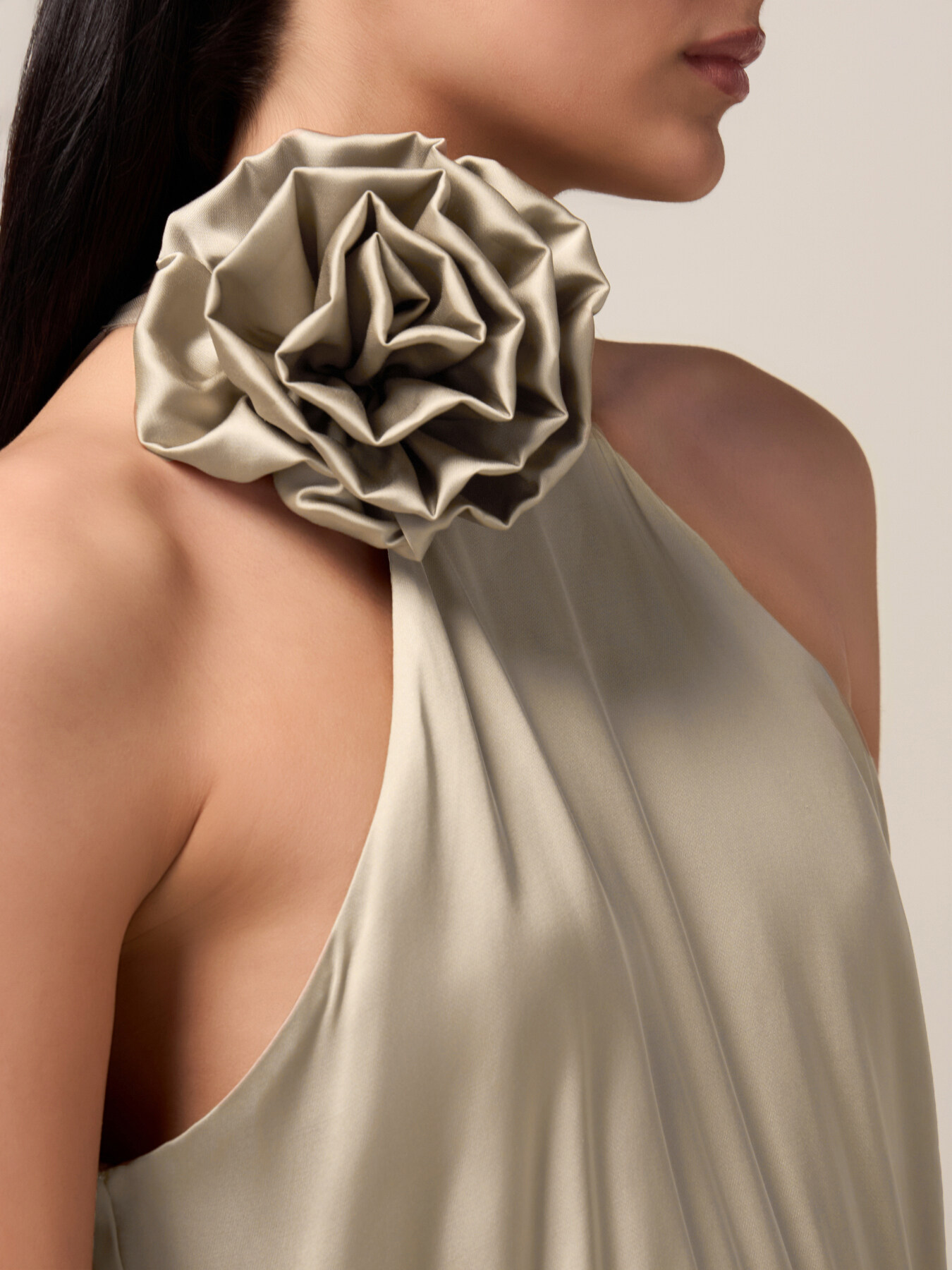 Rochie lungă din satin cu floare image number 2