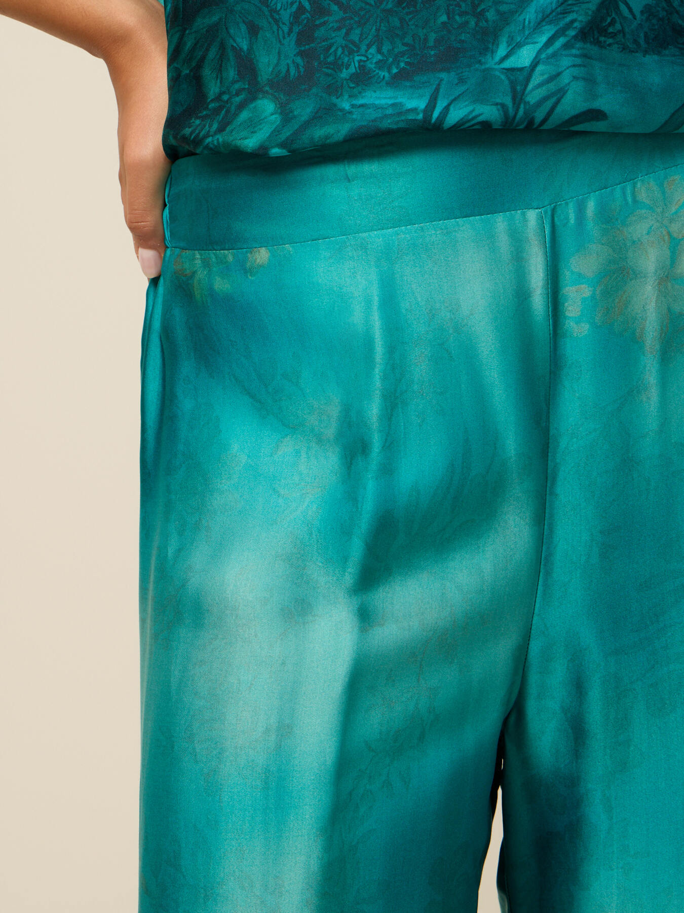 Pantalon palazzo en satin fantaisie image number 2