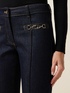 Regul&auml;re Jeans mit Metallketten image number 2