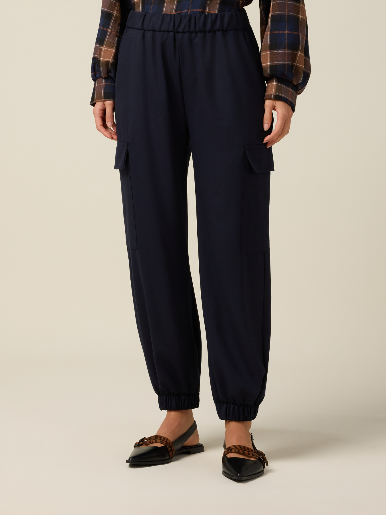 Pantalones joggers cargo image number 3