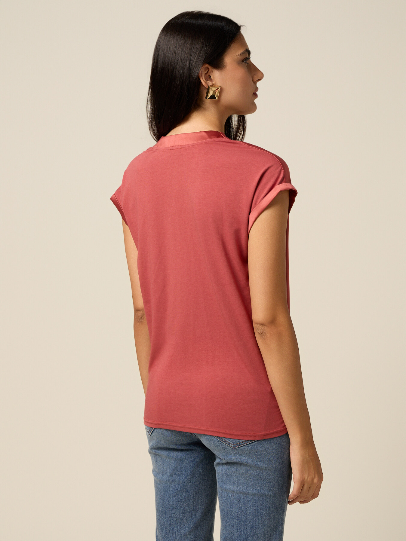 Zweistoffiges T-Shirt mit V-Ausschnitt image number 1