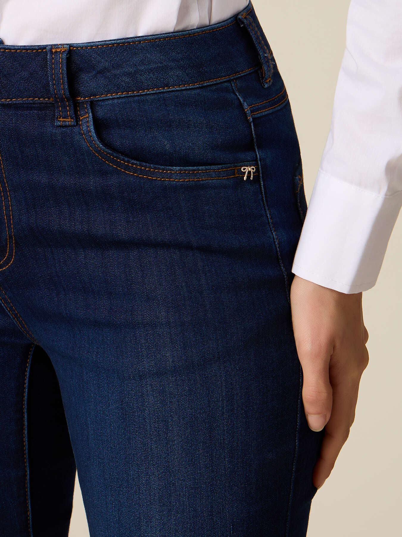 Regular Jeans aus Denim mit dekorativen Nieten image number 2