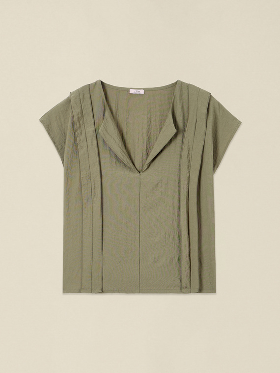 Blouse with short kimono sleeves