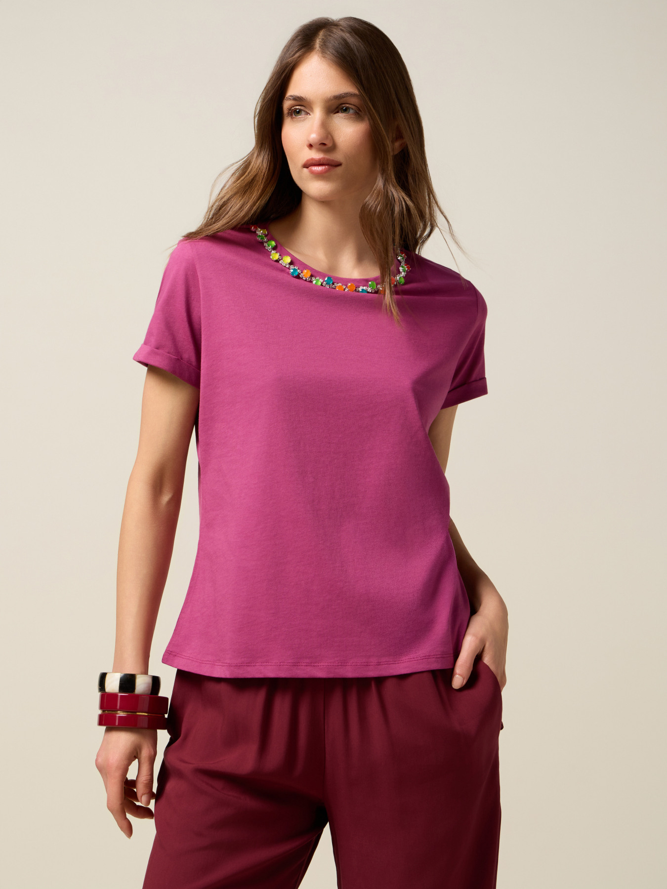 T-shirt con ricamo in pietre colorate image number 0