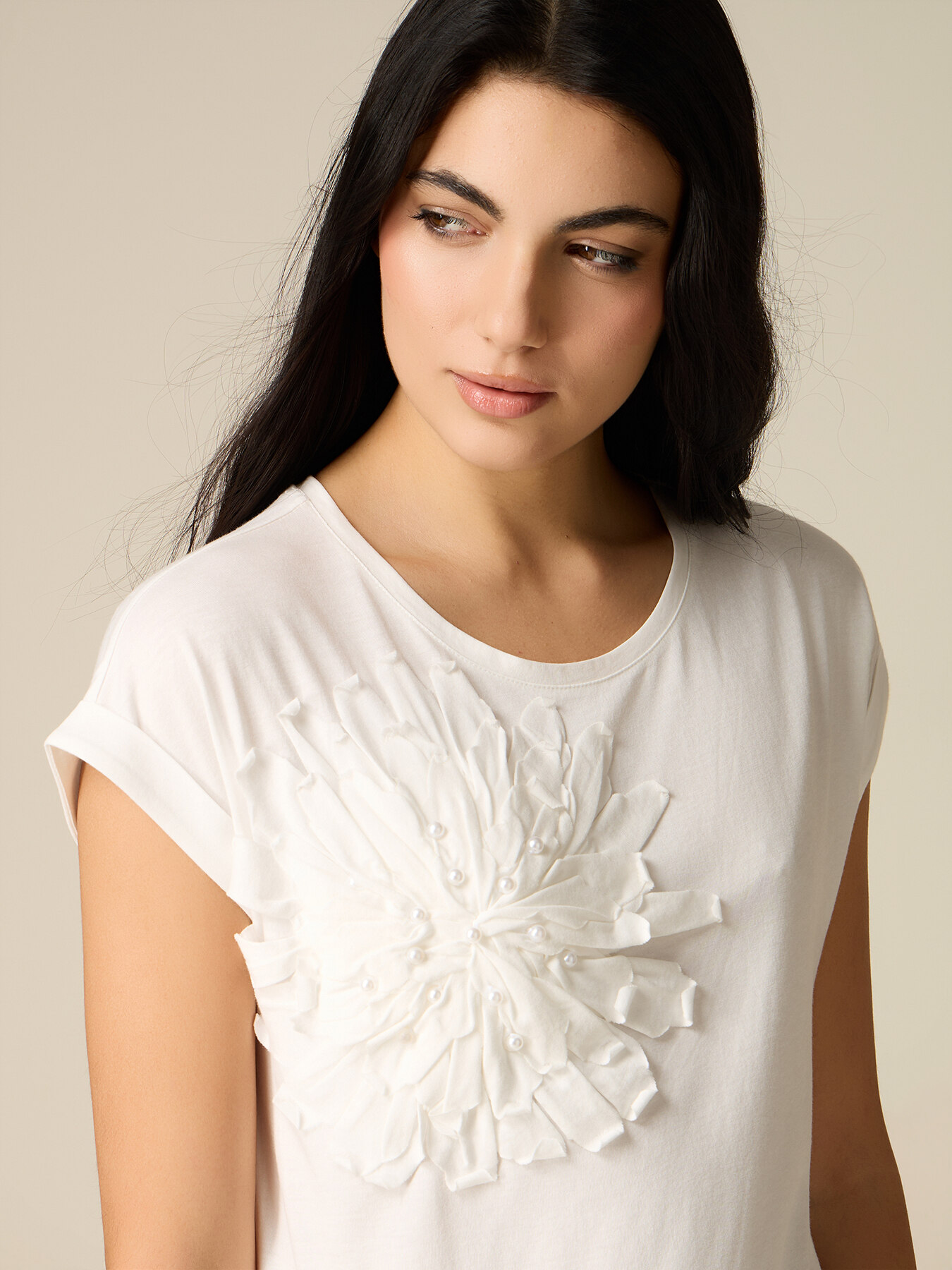 T-shirt with appliqu&eacute; and pearls image number 2