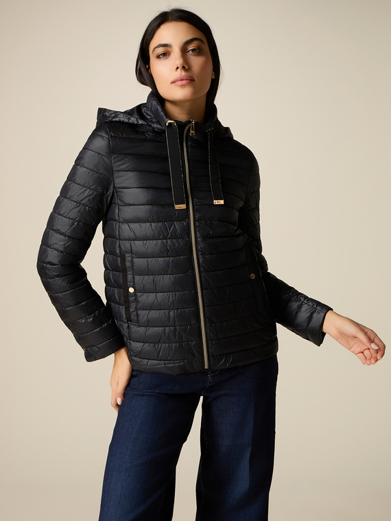 Leichte Daunenjacke mit Kapuze