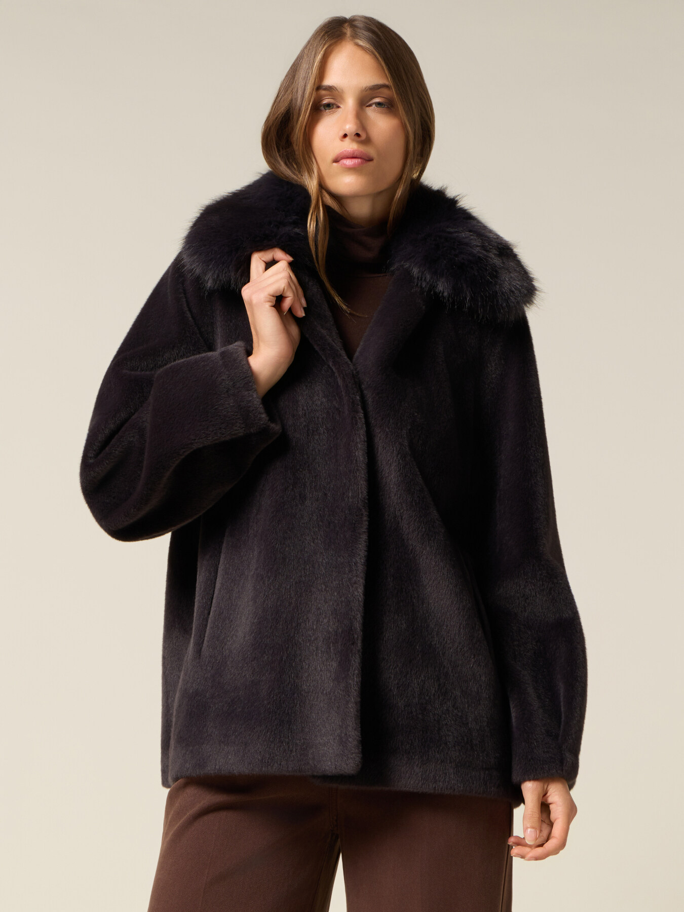 Kurzer Mantel aus weichem Stoff image number 0