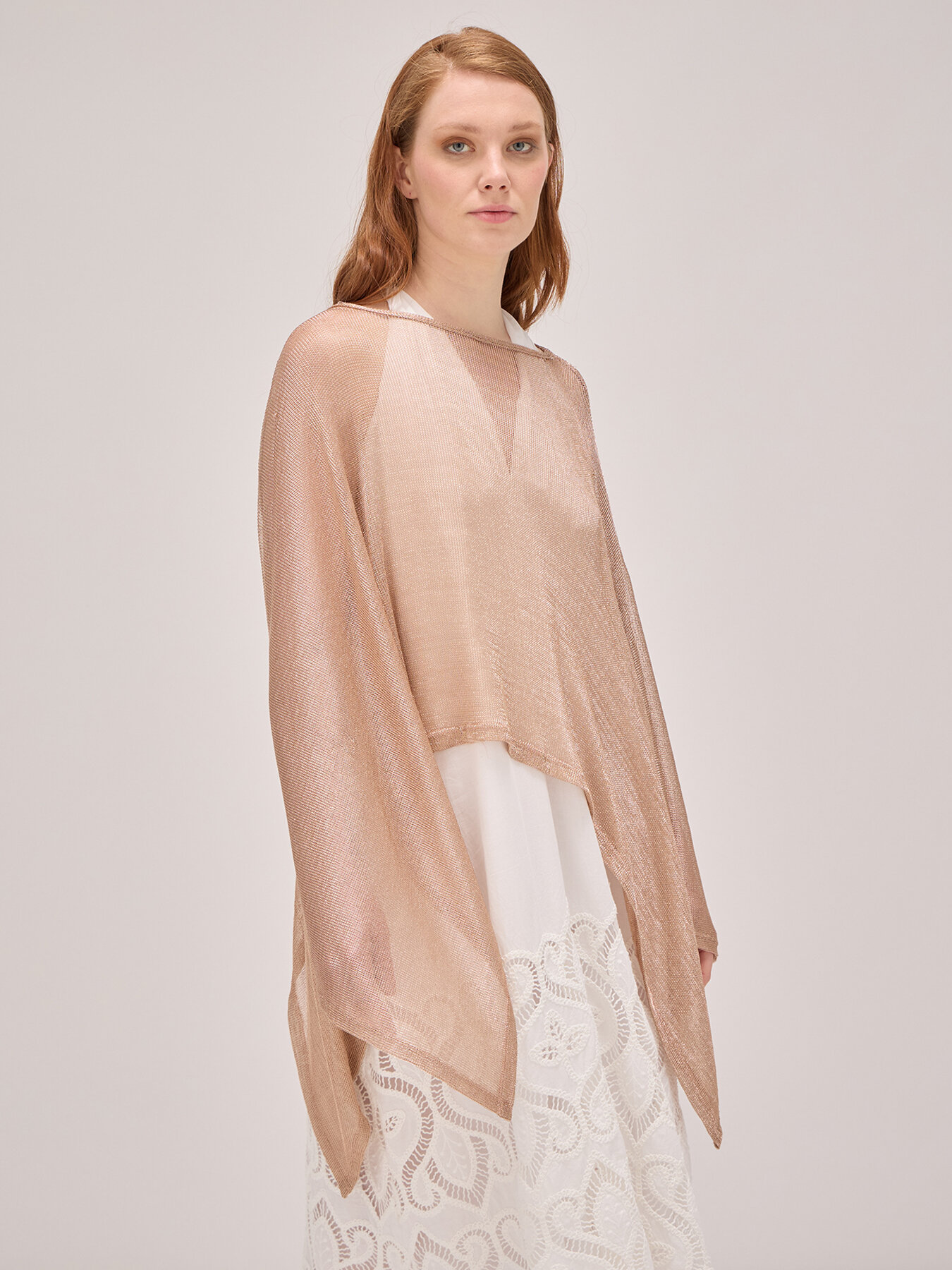 Bol&eacute;ro style poncho en maille m&eacute;tallique image number 0