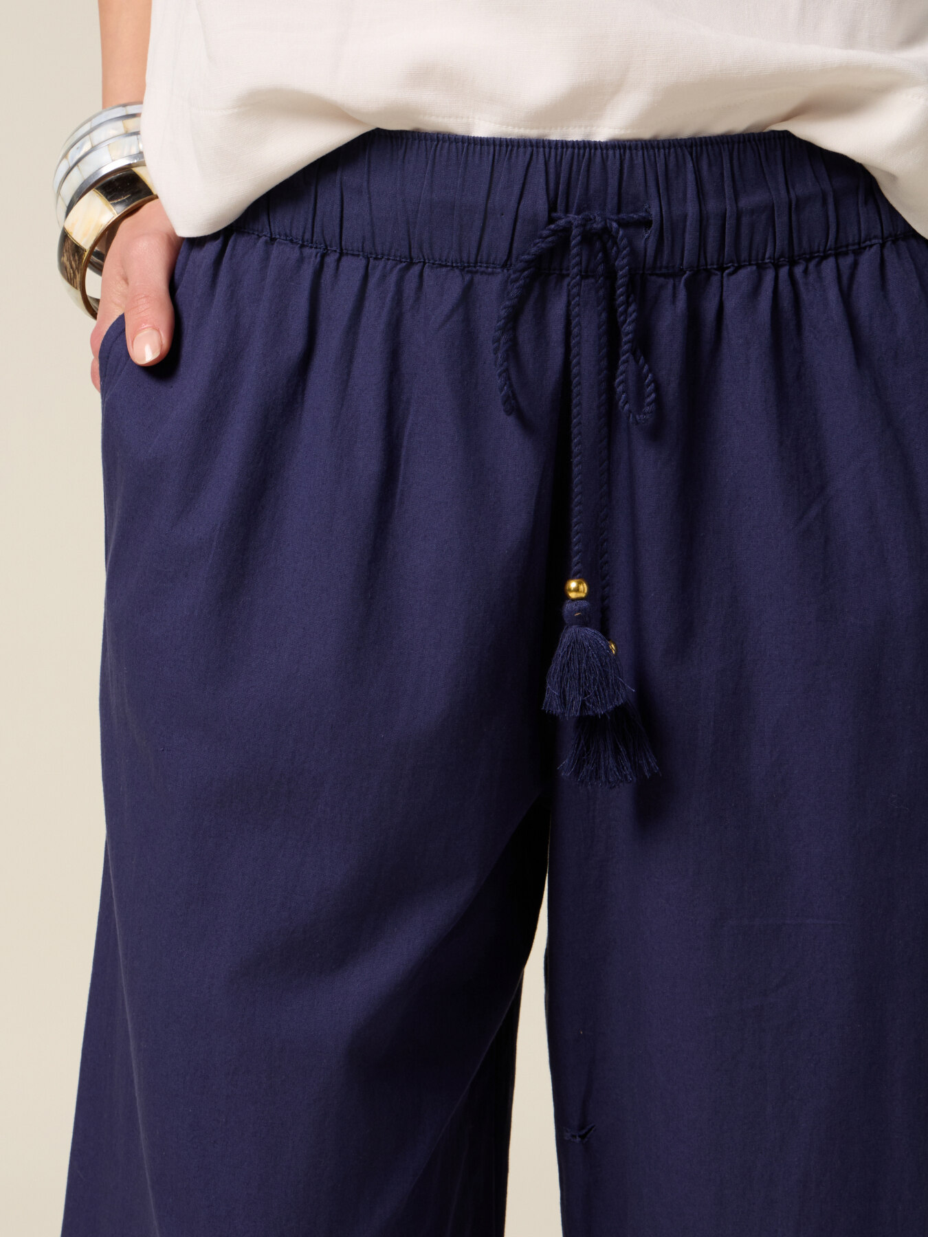 Pantaloni in mussola con inserto in pizzo image number 2