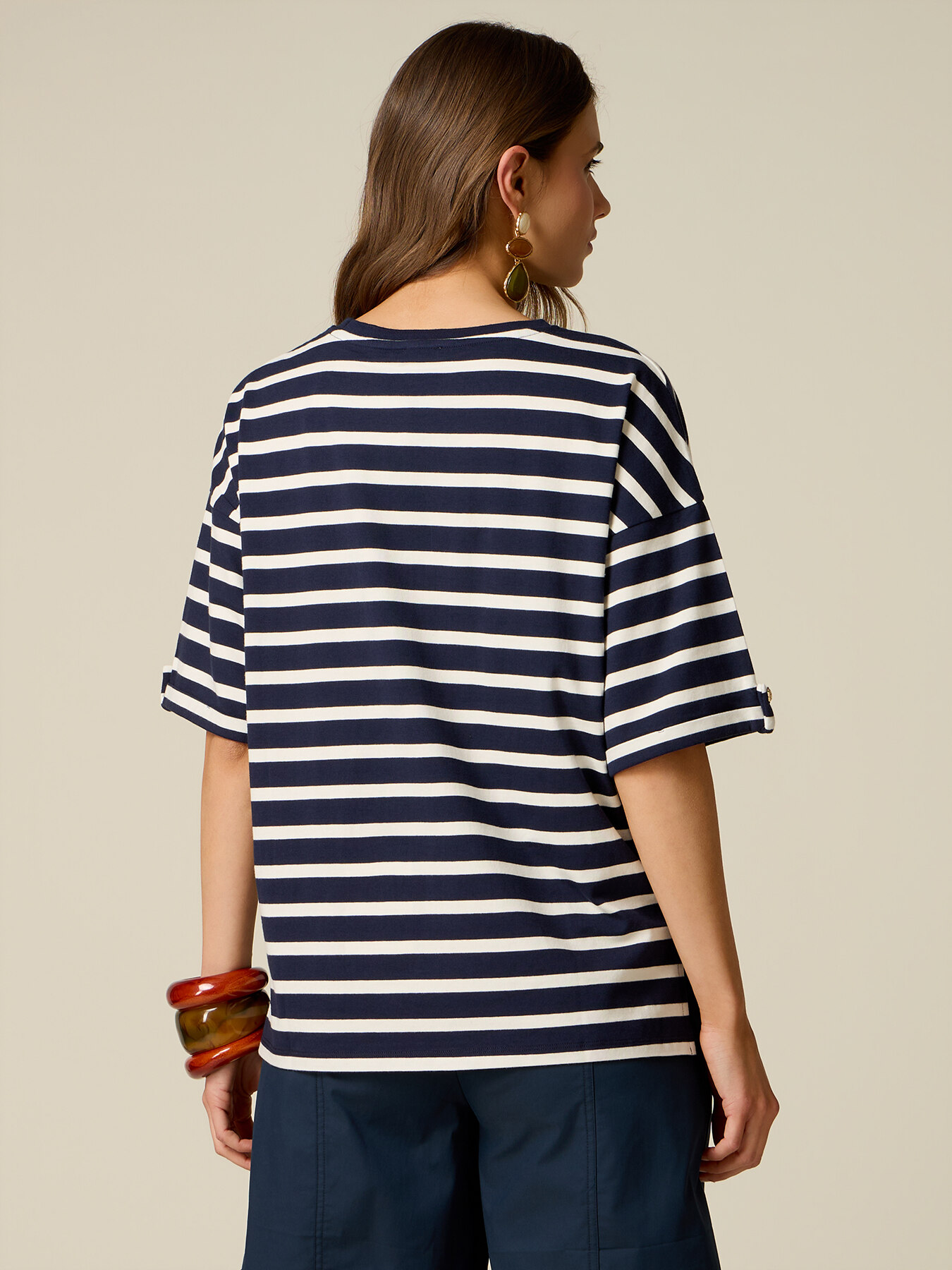 T-shirt over a righe image number 1