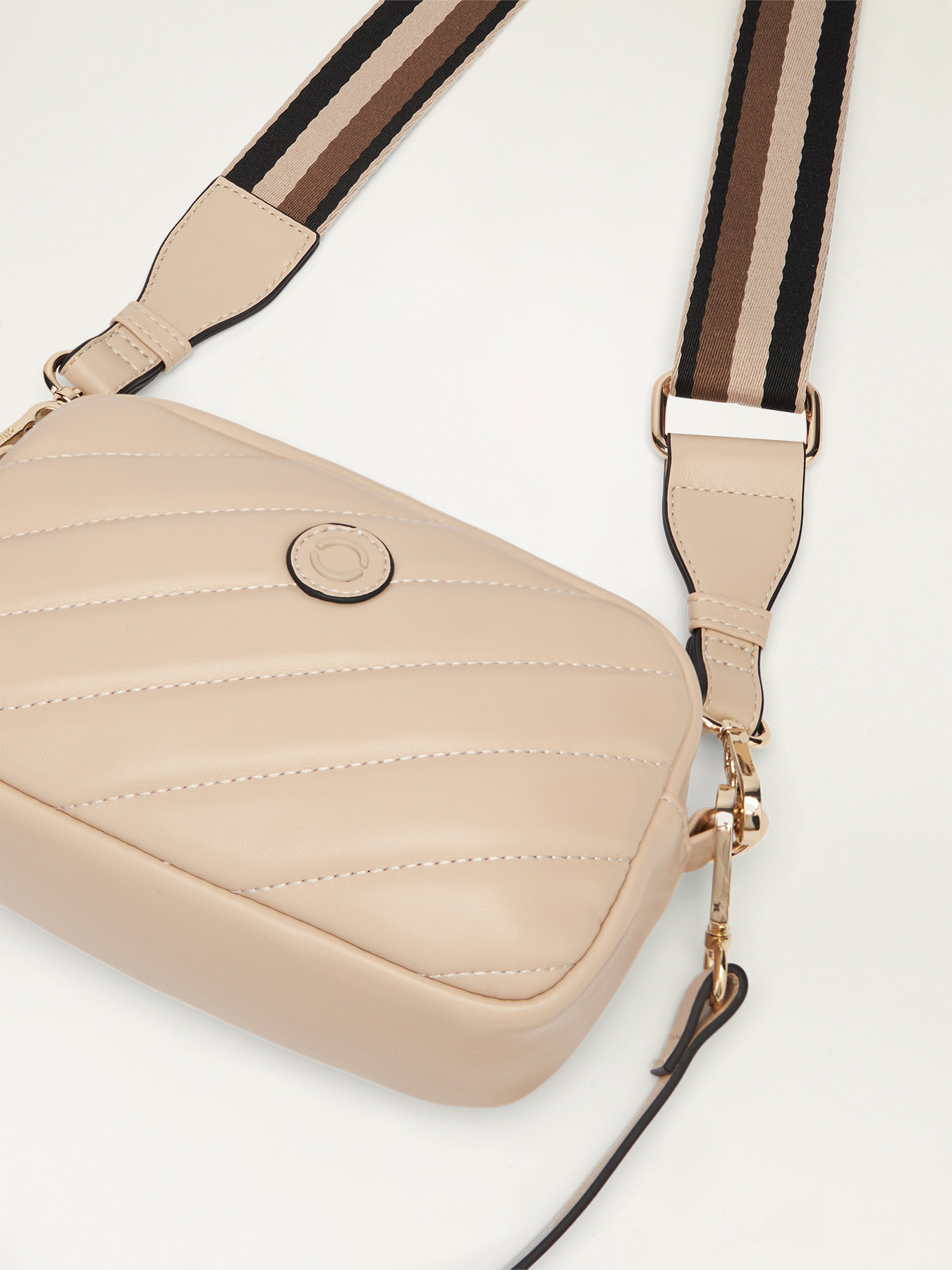 Bolso peque&ntilde;o cross body acolchado image number 4