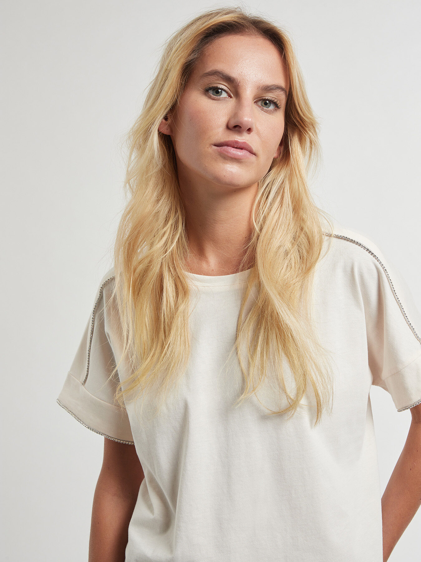 T-shirt con catene gioiello image number 0