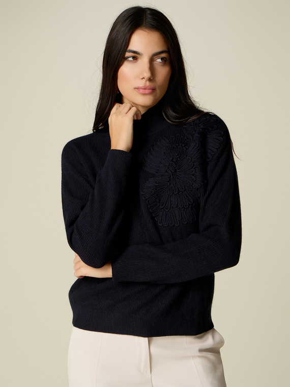 Rollkragenpullover aus Angora-Mischgewebe mit Stickerei