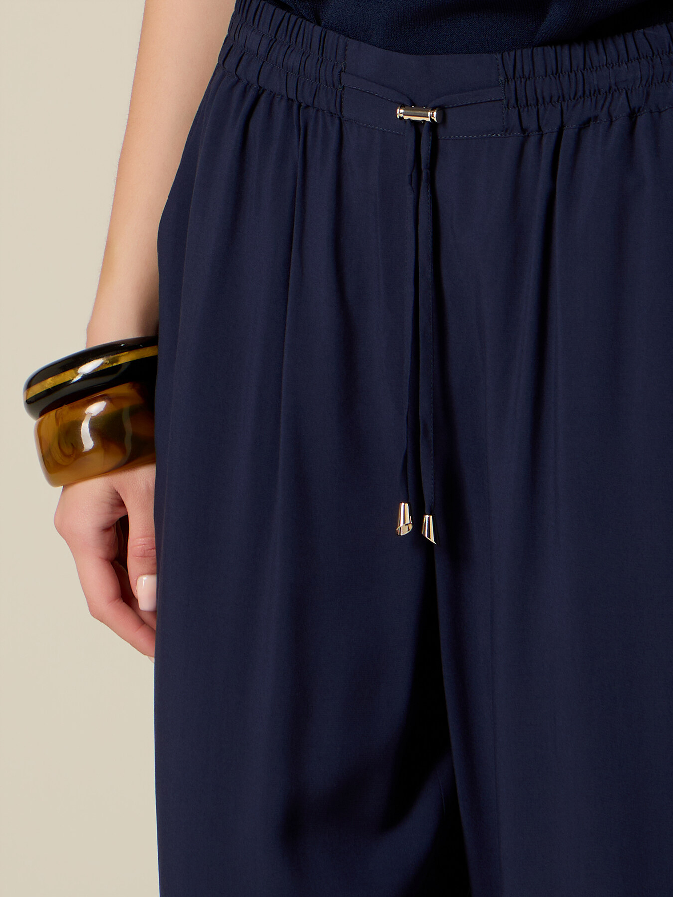 Pantalones joggers de viscosa image number 2