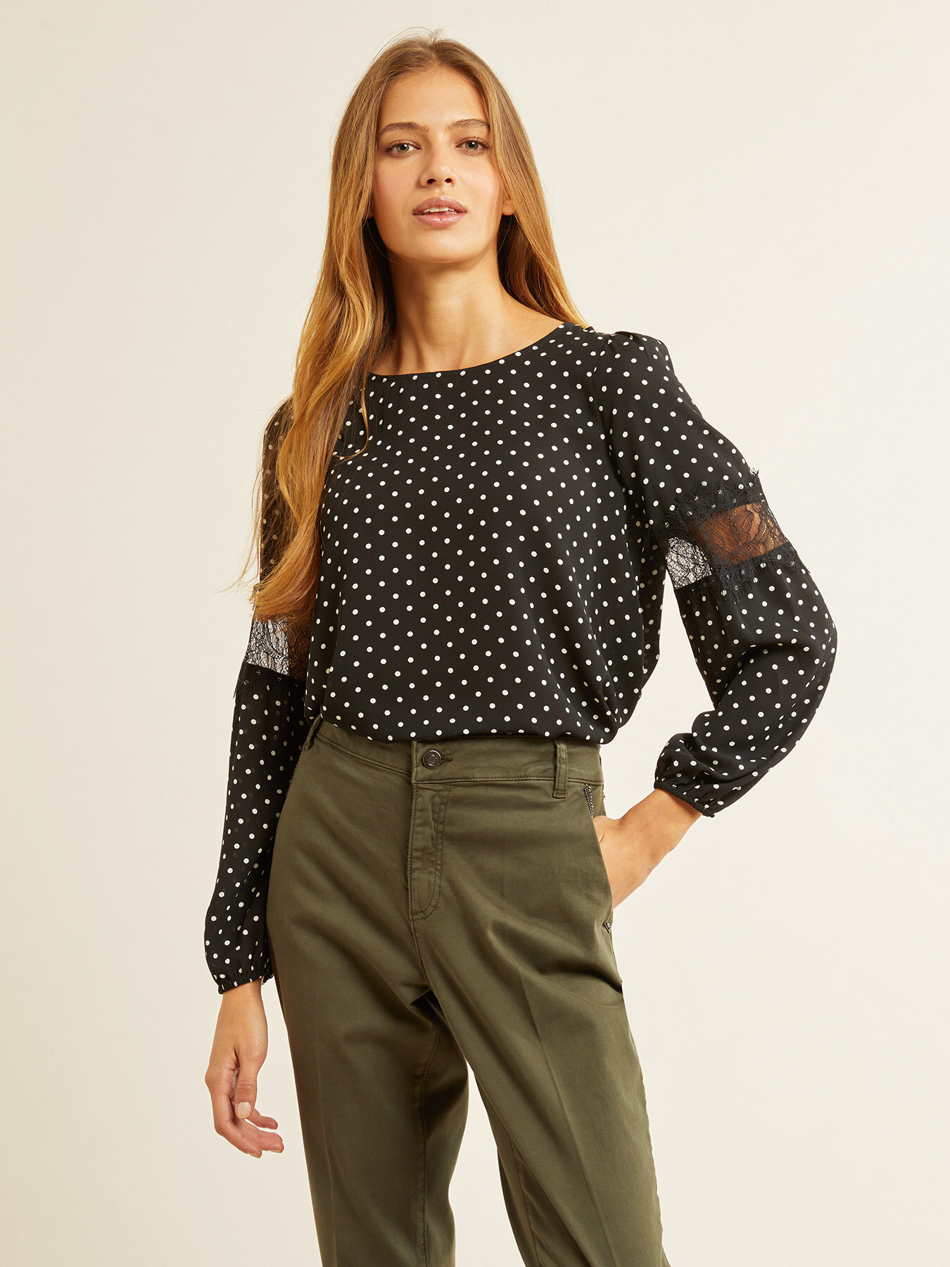 Blusa a pois con inserti in pizzo image number 1
