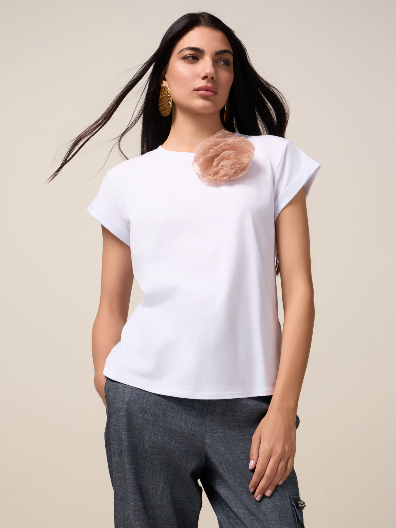 T-shirt con spilla a fiore image number 0