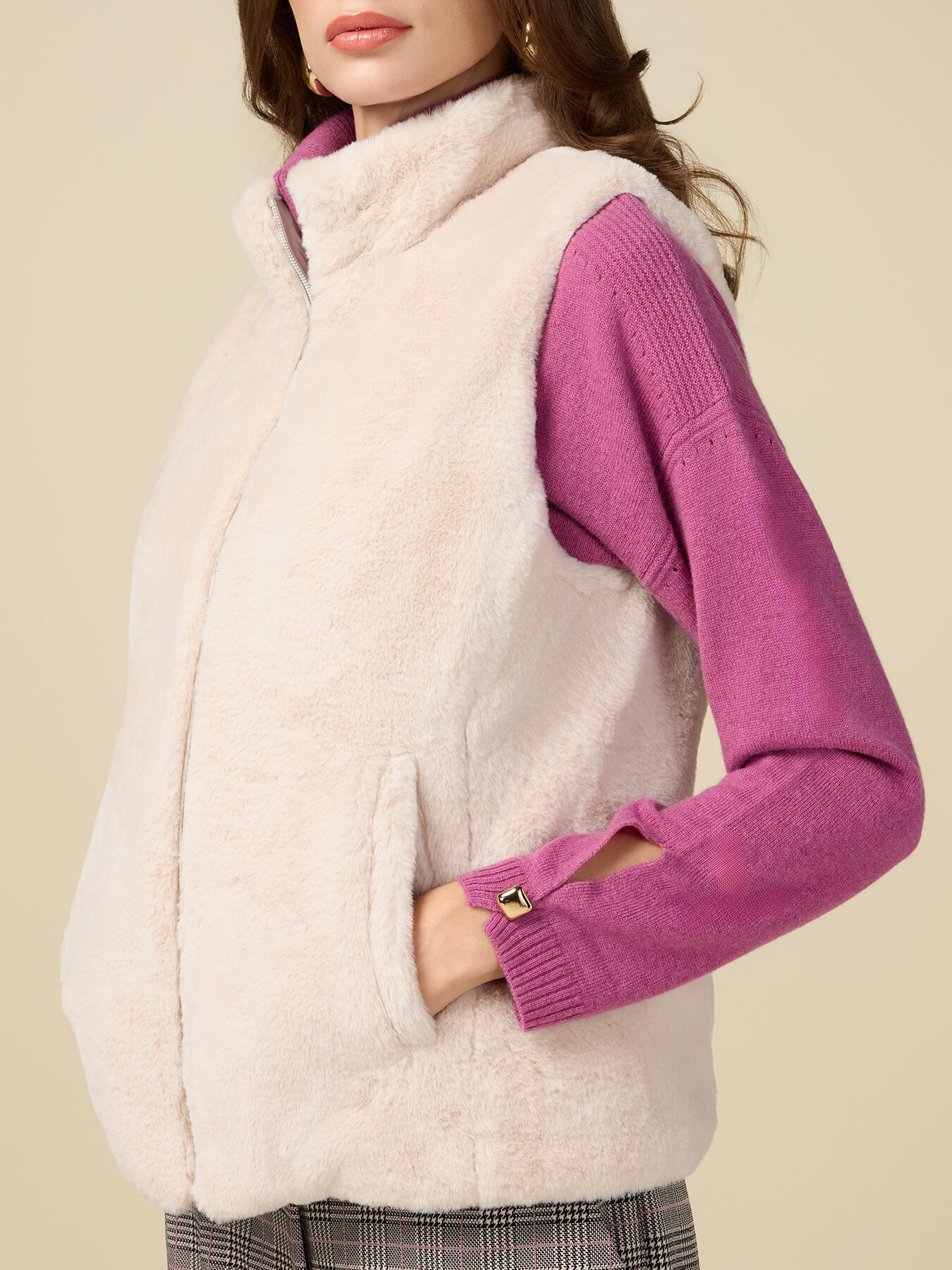 Sleeveless reversible down jacket image number 2