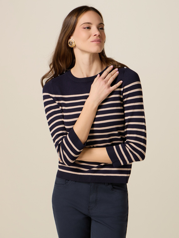 Gestreifter Strickpullover aus Viskosemischung mit Kn&ouml;pfen