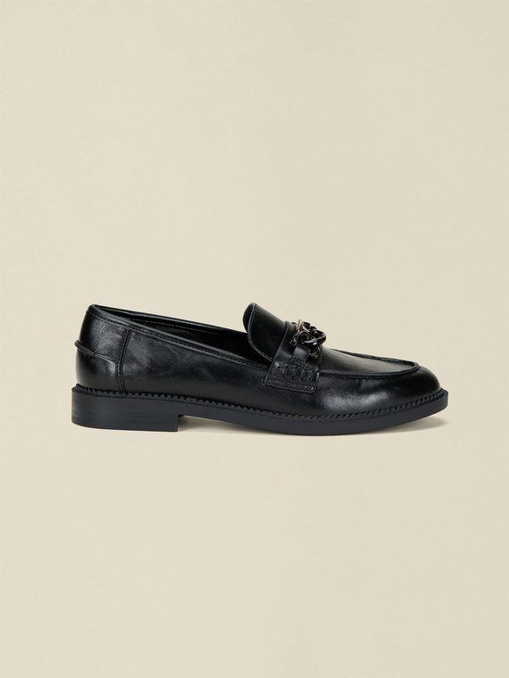 Loafers with metal chain