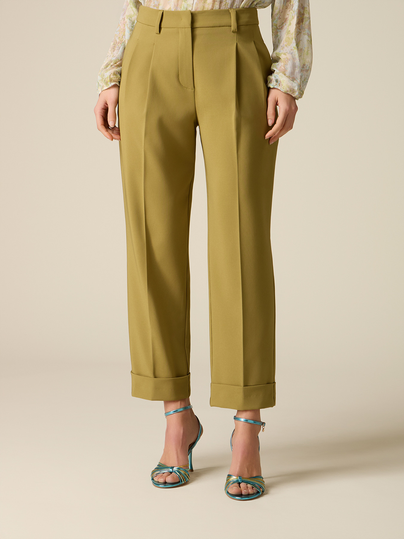 Pantaloni cropped con pinces image number 3