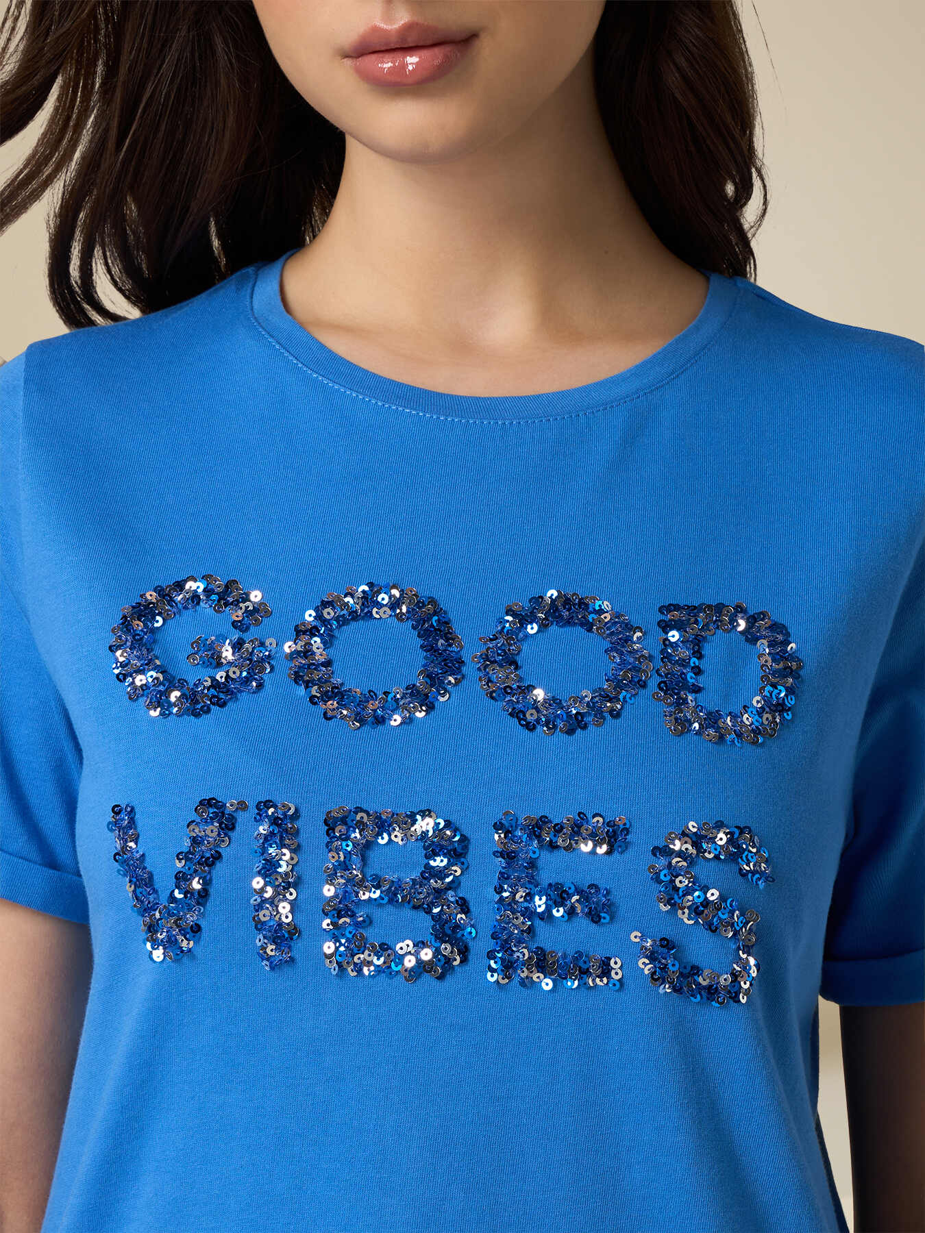 Camiseta con estampado de letras en lentejuelas image number 2