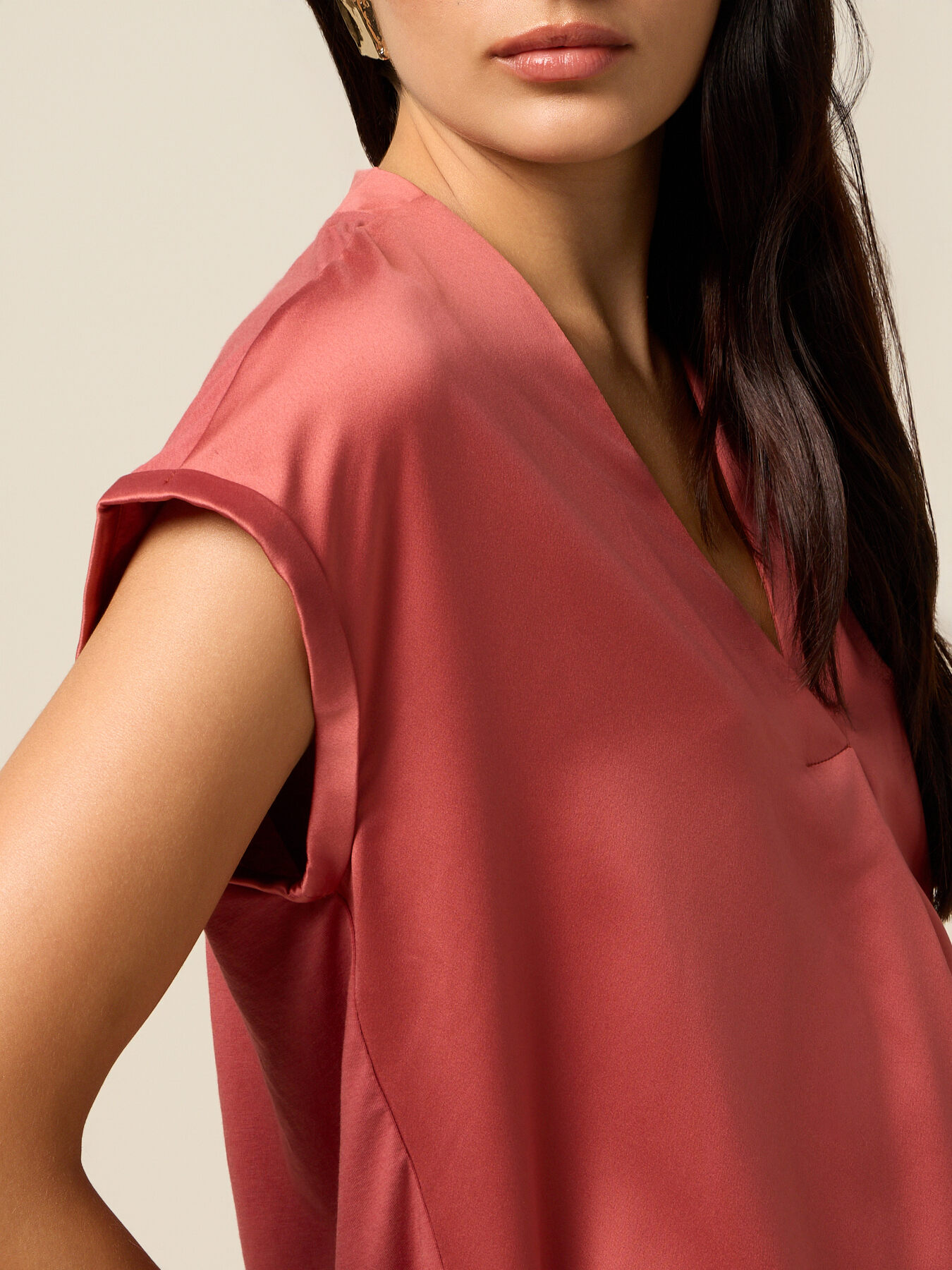 T-shirt bimaterica con scollo a V image number 2