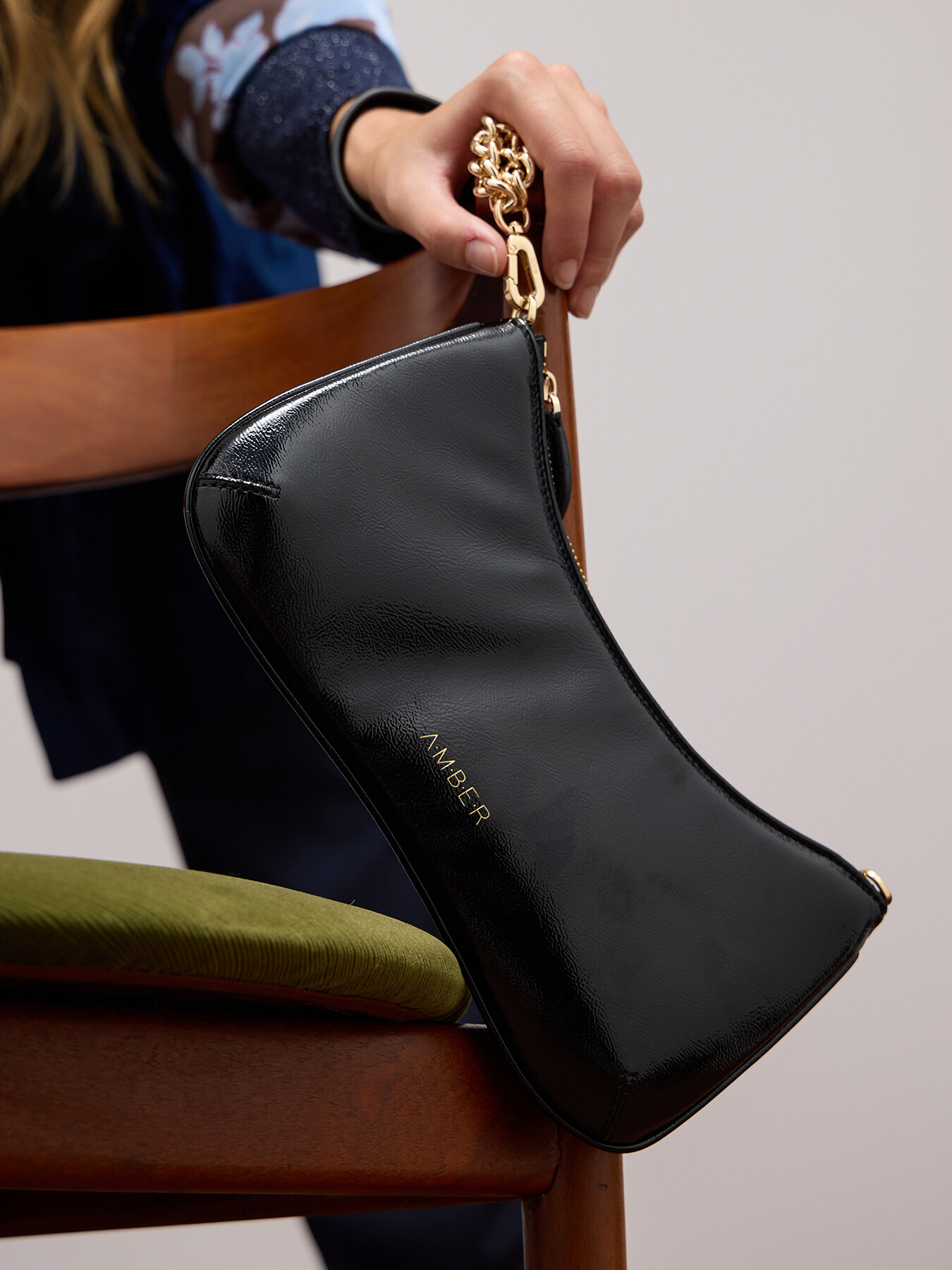 Geantă crossbody flat din piele lăcuită image number 0