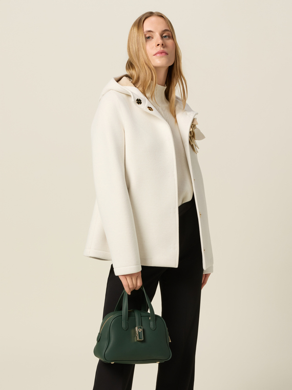 Bolso con detalle met&aacute;lico