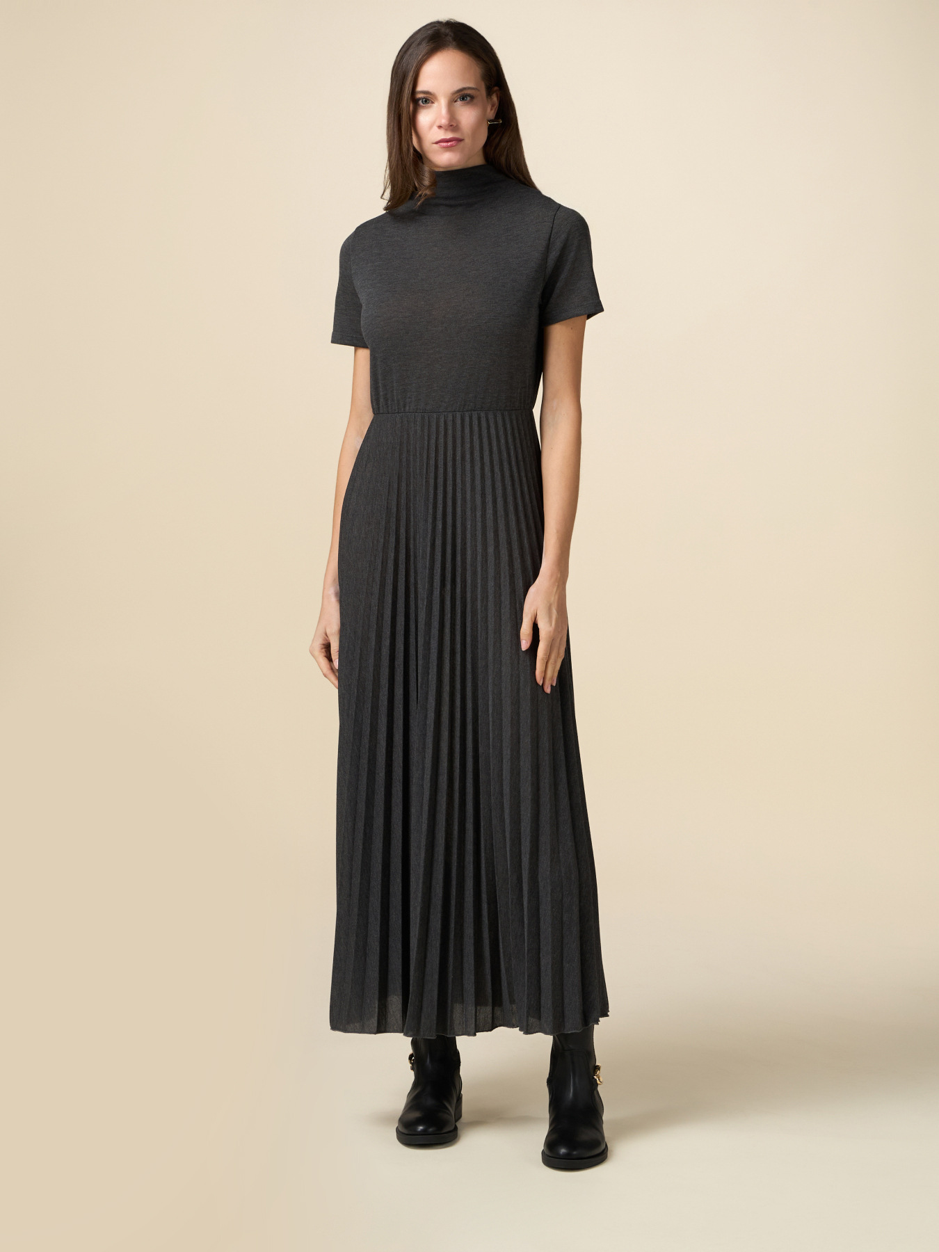 Robe en jersey &agrave; manches courtes avec collier image number 0