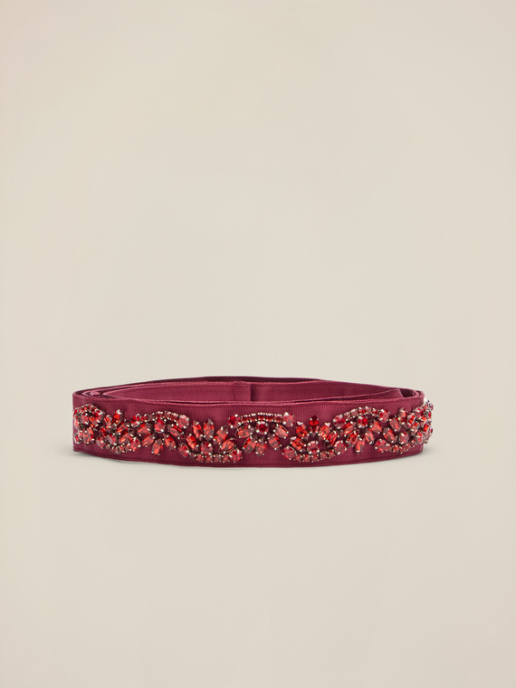 Fabric belt with appliqu&eacute;s