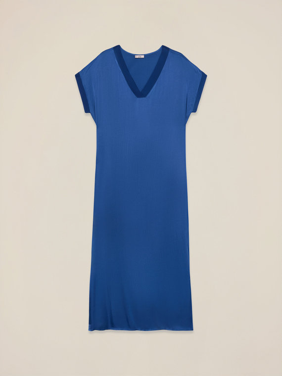 Vestido largo de sat&eacute;n con mangas kimono