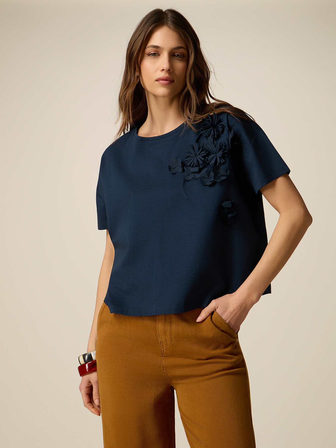 T-Shirt mit Blumenapplikationen image number 0