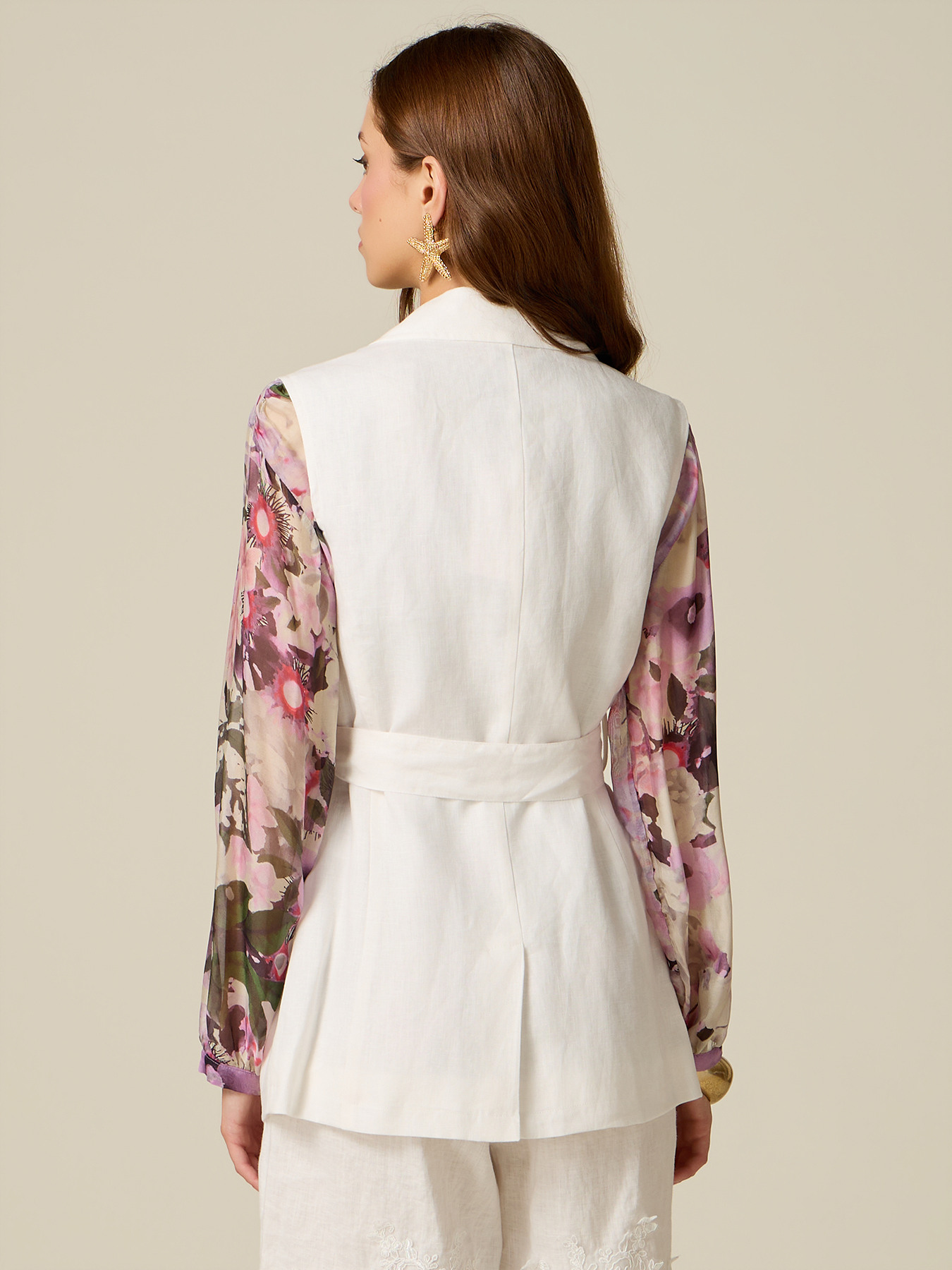 Chaleco sastre de lino con cintur&oacute;n image number 1