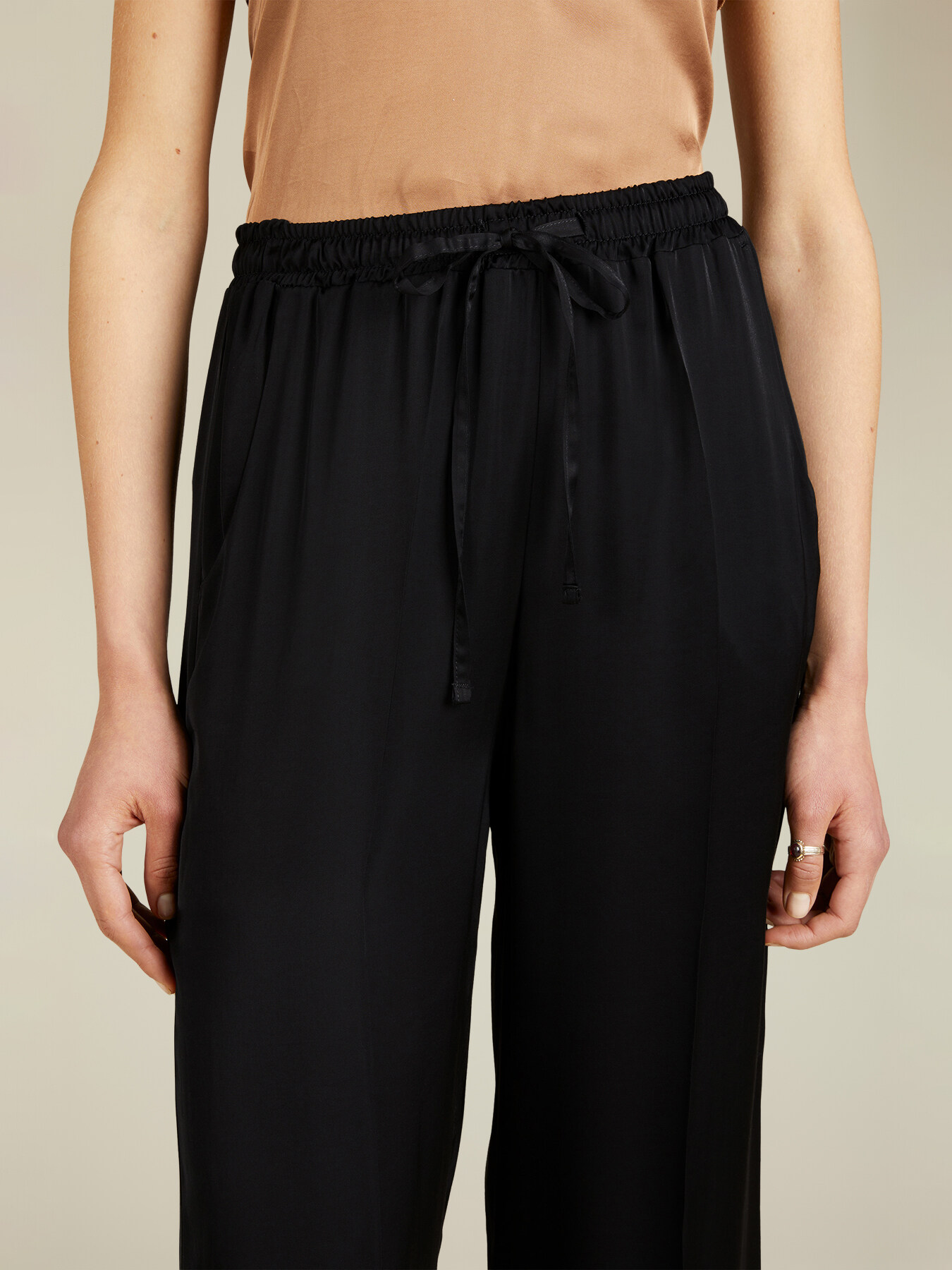 Pantal&oacute;n modelo palazzo de raso vaporoso image number 2