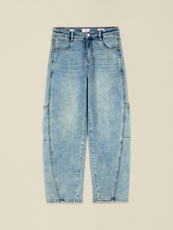 Jeans barrel con detalles cargo