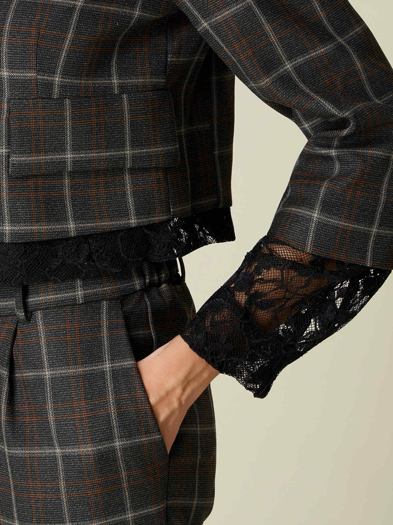 Blazer cropped a quadri con dettagli pizzo image number 4