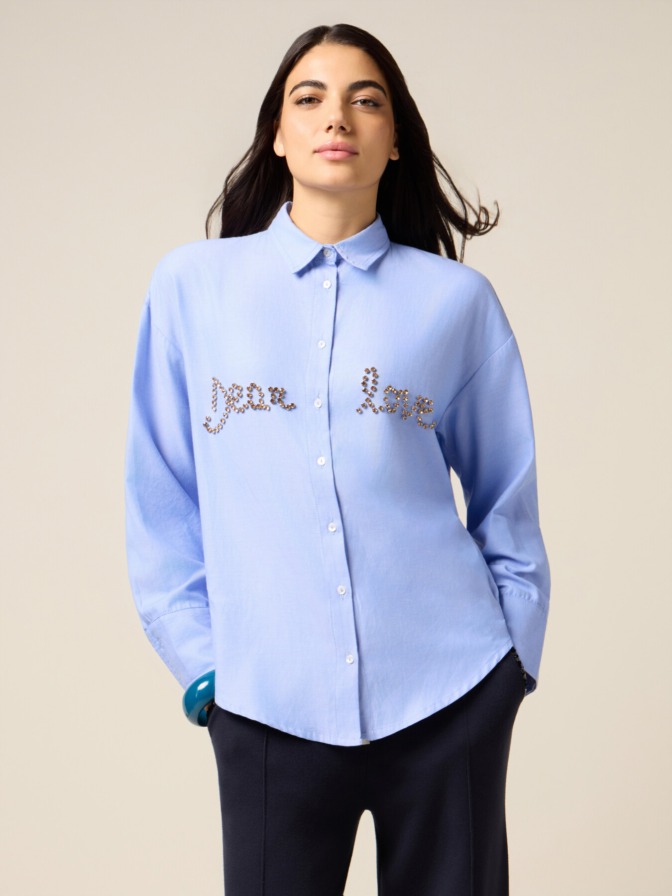 Camisa con bordado de joyer&iacute;a con letras image number 0