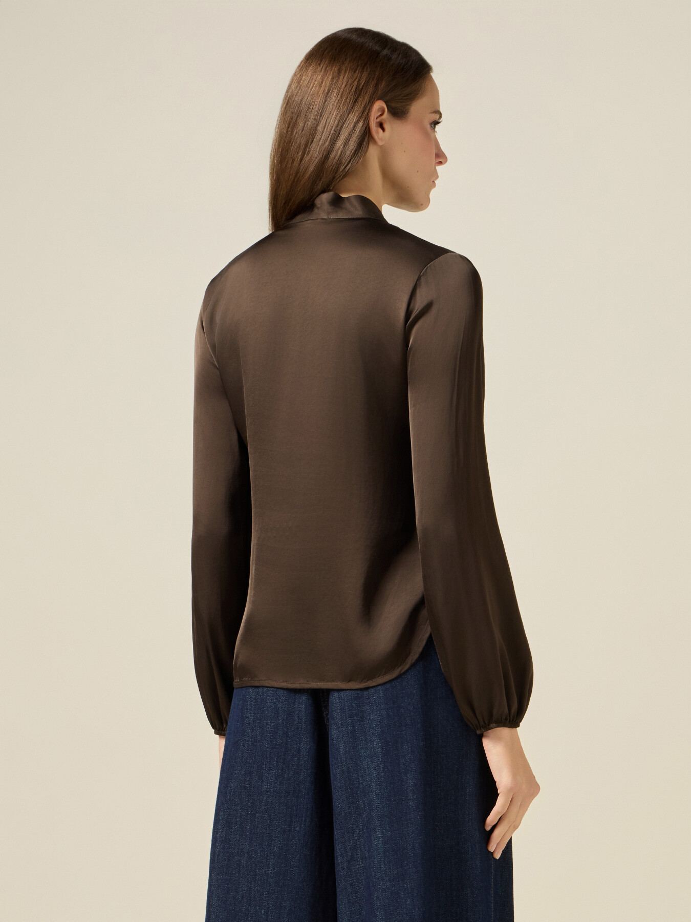Blouse en satin avec nœud au cou image number 1