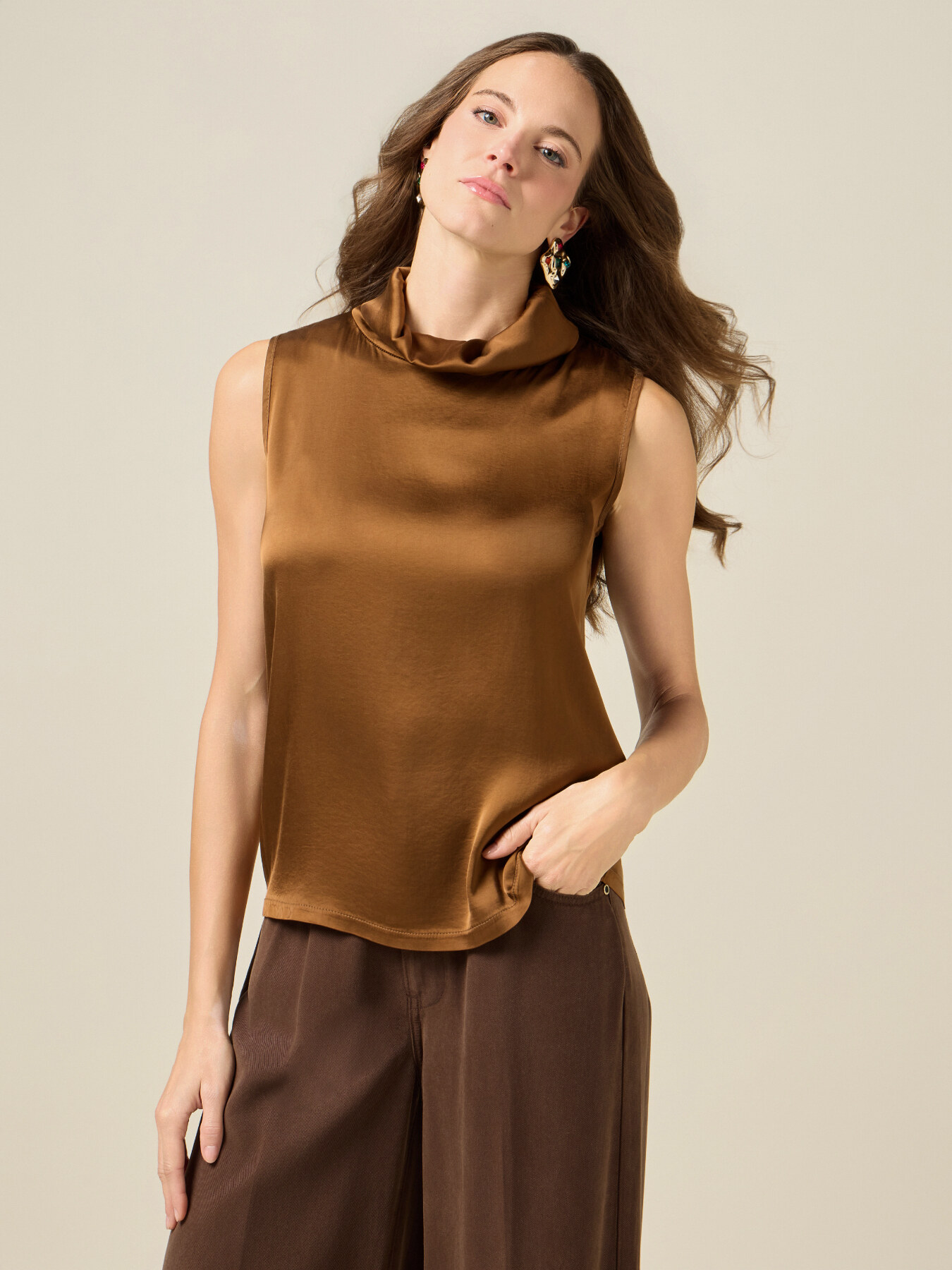 Satin-Top mit hohem Kragen image number 0