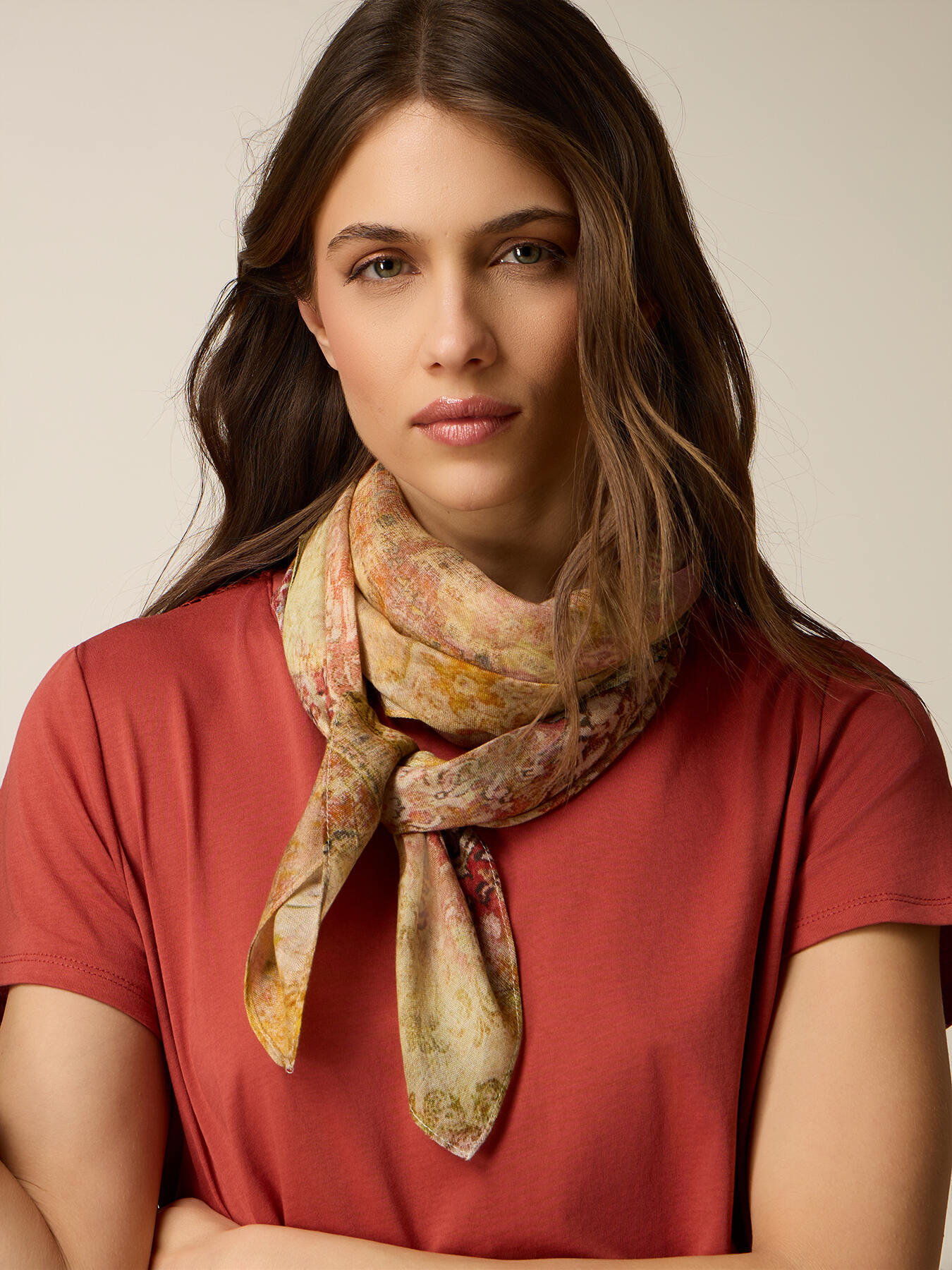 Foulard avec d&eacute;tail aimant&eacute; image number 0