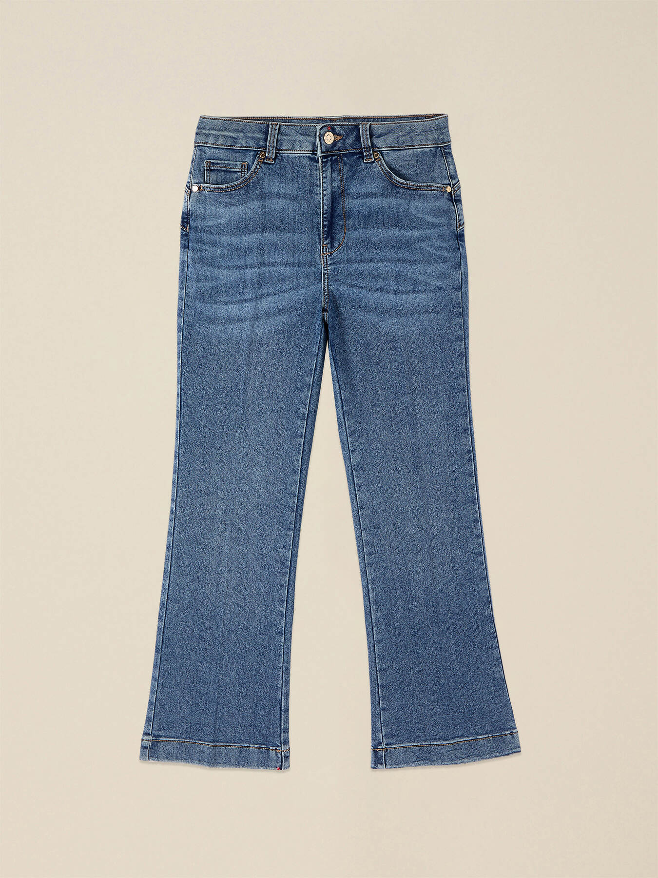 Jeans acampanados lavados a la piedra image number 4