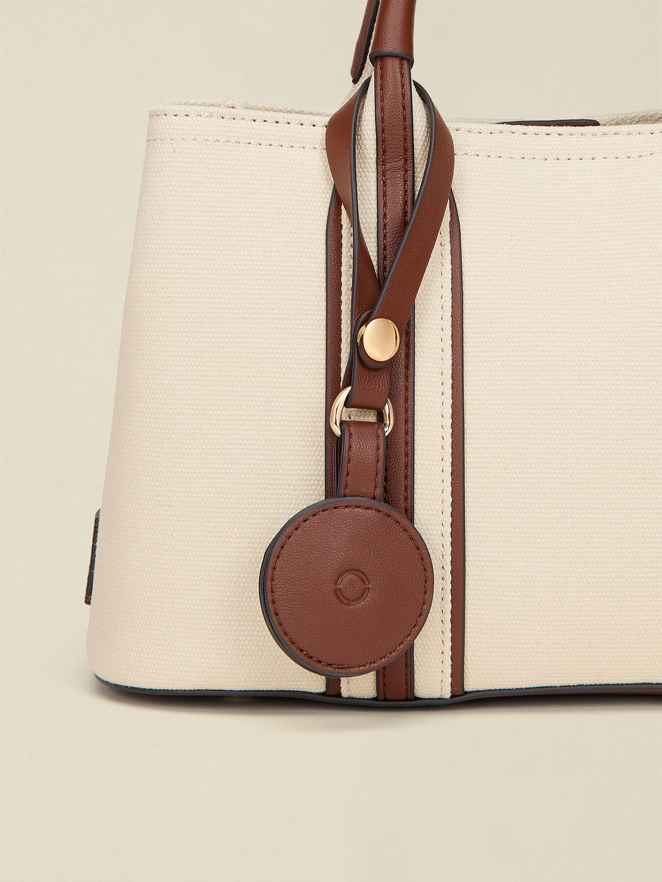 Bauletto bicolor con charm image number 3