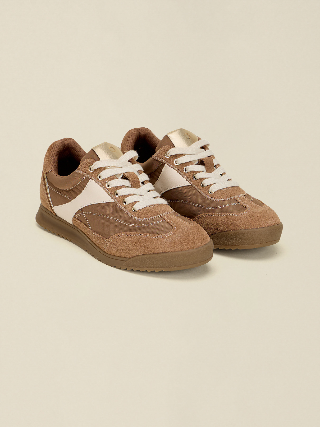 Sneakers bimati&egrave;res avec d&eacute;tail m&eacute;tallis&eacute; image number 1