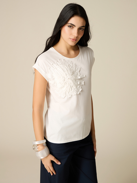 T-shirt with appliqu&eacute; and pearls
