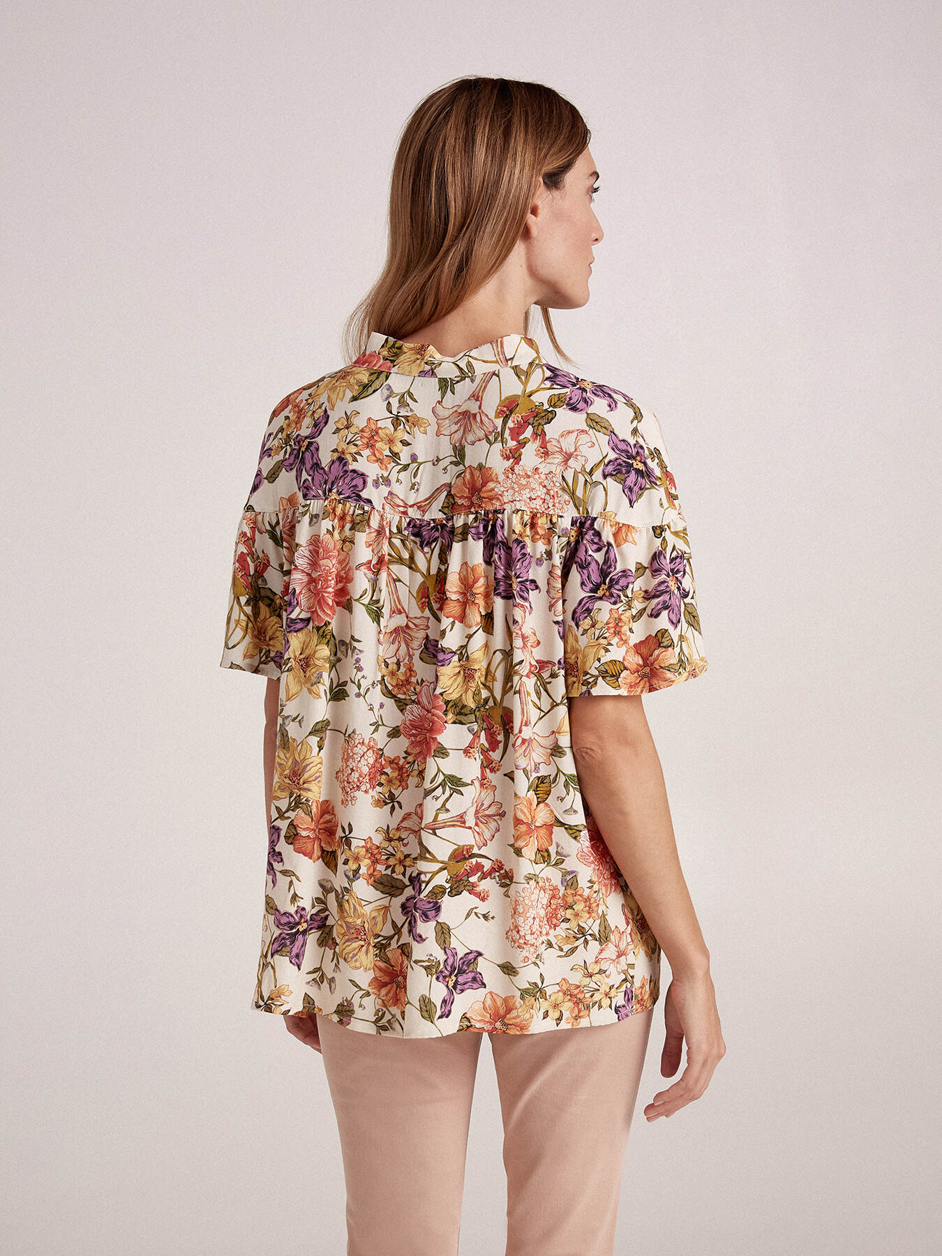 Blusa floreale con maniche corte image number 2