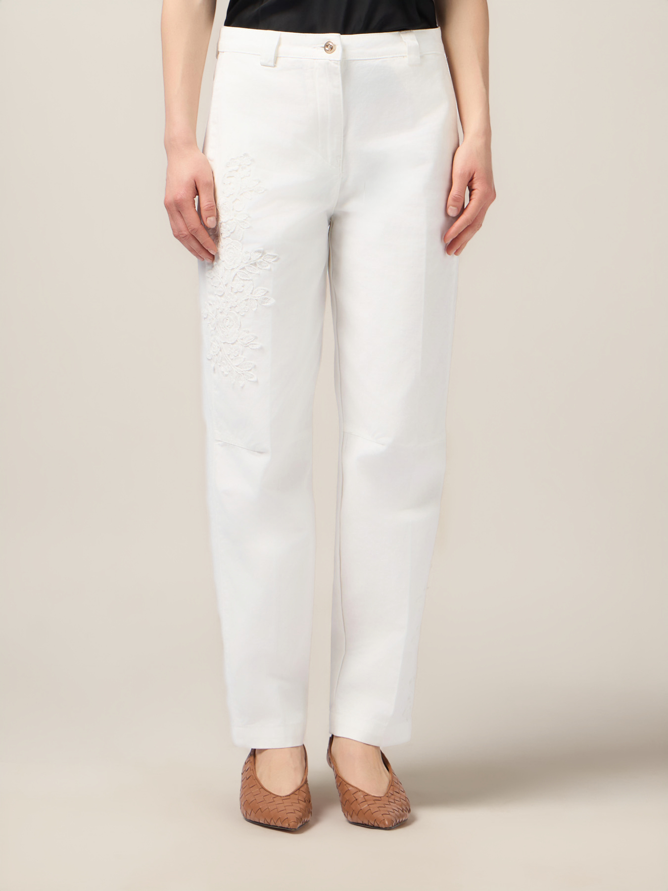Baumwoll-Chinos mit Blumenstickereien image number 3