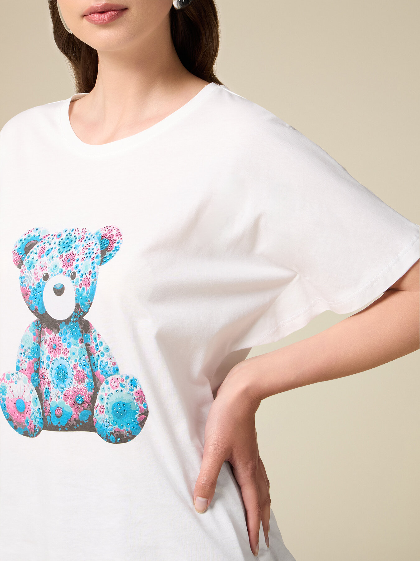 Camiseta con estampado y aplicaciones image number 2