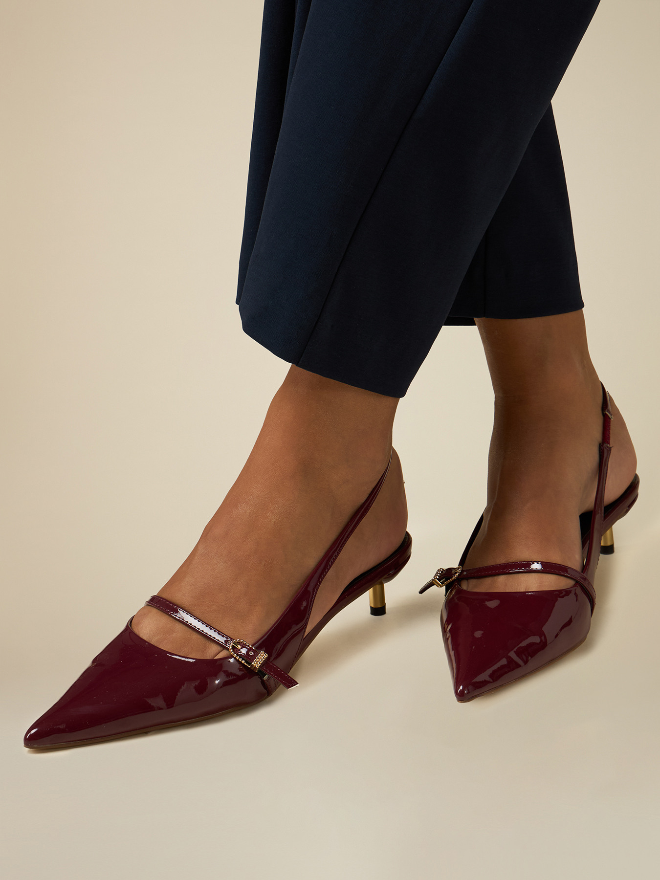 D&eacute;collet&eacute; slingback in vernice image number 0