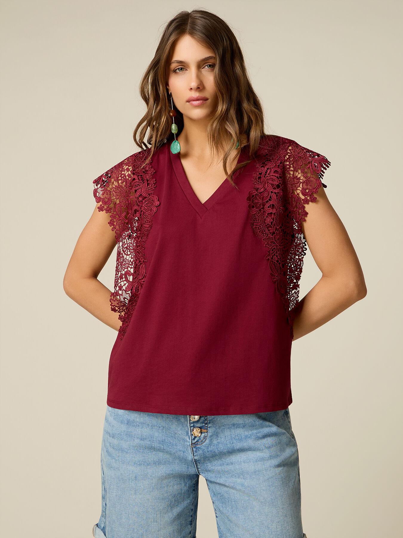 T-Shirt mit V-Ausschnitt und Spitze image number 0