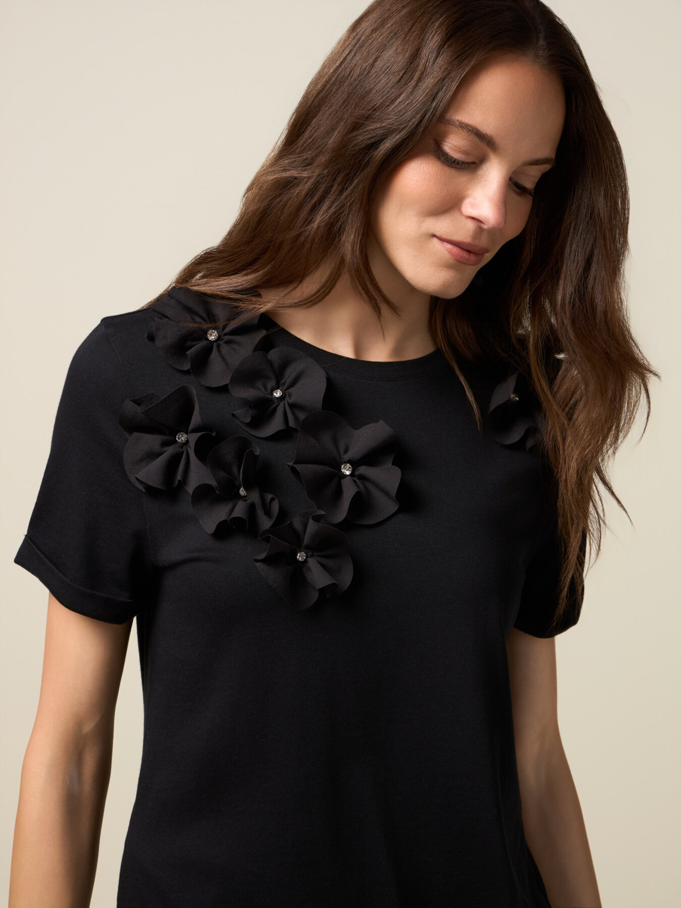 T-shirt avec applications florales image number 2